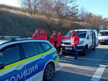 Доброволци от БЧК раздадоха вода и закуски на шофьорите на тирове на границата с Турция