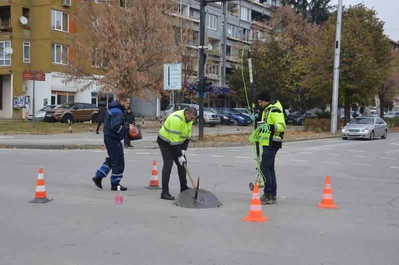 Чистят дъждоприемните и канализационни шахти в Благоевград