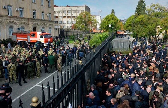 В Абхазия започнаха преговори между опозицията и управляващите