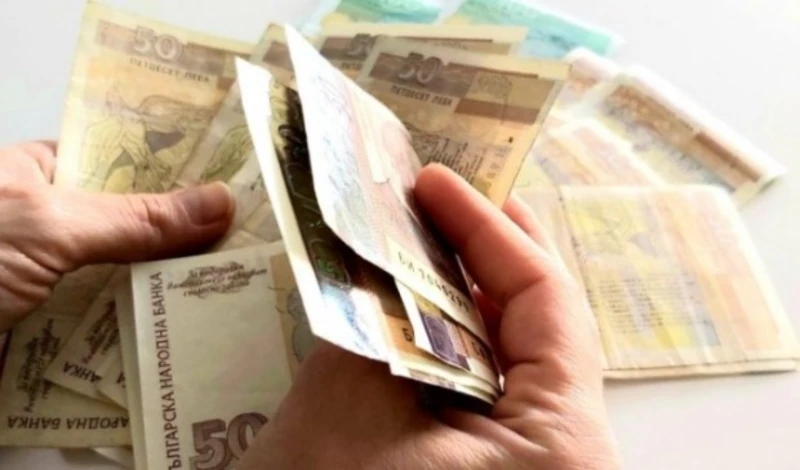 Икономист: Въпреки увеличаването на минималната работна заплата, инфлацията изпреварва ръста на доходите