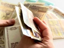 Икономист: Въпреки увеличаването на минималната работна заплата, инфлацията изпреварва ръста на доходите