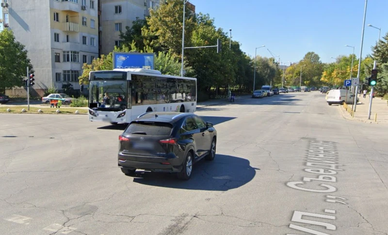 Автобус блъсна пешеходка, пътничка падна вътре