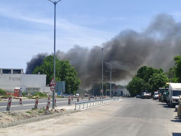 Голям пожар в склад в Русе