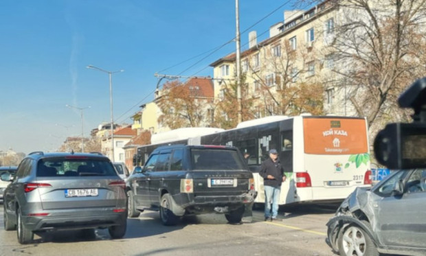 Голямо задръстване в София заради катастрофа с участието на автобус и три автомобила