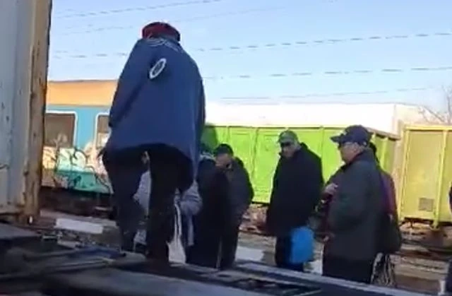 Потресаваща ситуация на гара "Филипово", пътници прескачат товарен влак