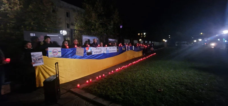 С бдение граждани отбелязаха 1000 дни от началото на войната в Украйна