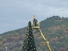 Финални приготовления преди запалването на коледните светлини в Благоевград, ето какво предстои утре