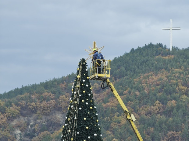 TD Продължава монтирането на коледната украса в Благоевград предаде Blagoevgrad24