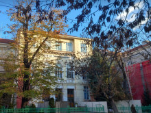 Ученици пушат и пият пред столично училище