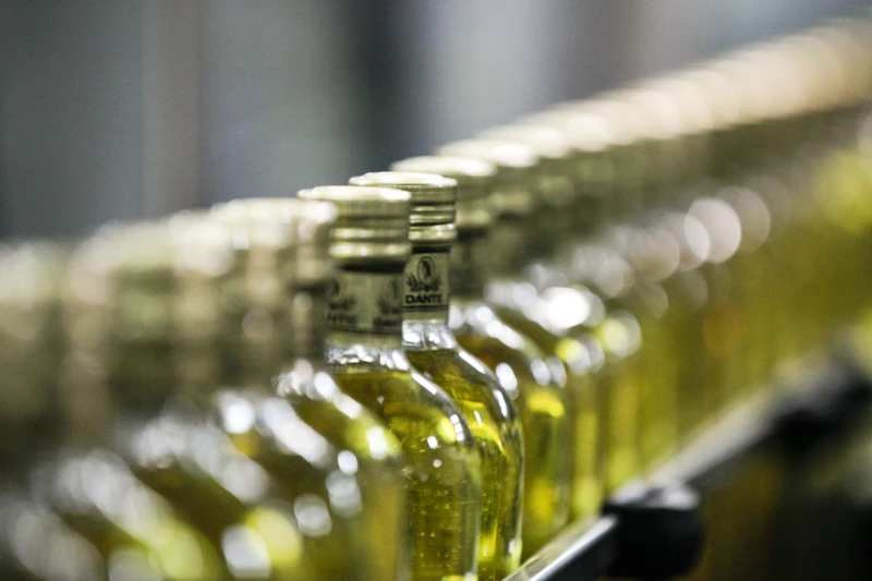 Не купувайте зехтин от пазари и непознати лица, които предлагат продукта на ниска цена, зоват в Гърция