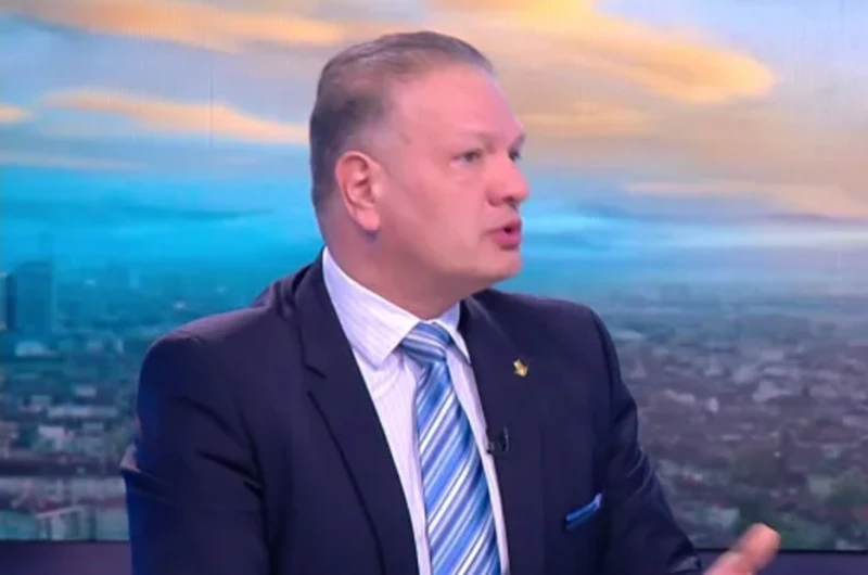 Петър Славов за парламента: Може би е време да ги заключим вътре само на вода, без храна и без алкохол, докато си изберат председател