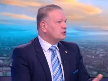 Петър Славов за парламента: Може би е време да ги заключим вътре само на вода, без храна и без алкохол, докато си изберат председател