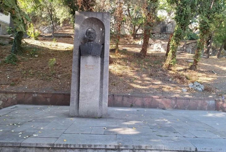 Кръстиха площада пред паметника на Йоаким Груев в Пловдив