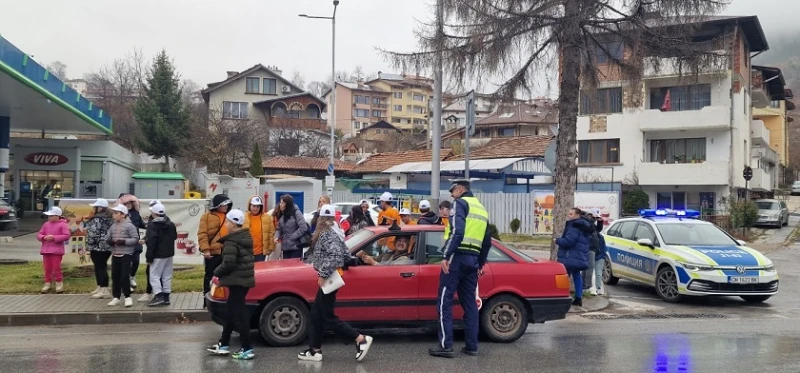 Участници от Детска полицейска академия в Смолян и пътни полицаи с послания за безопасност на пътя