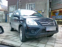 Джип, паркиран от собственика си на принципа "където ми падне"