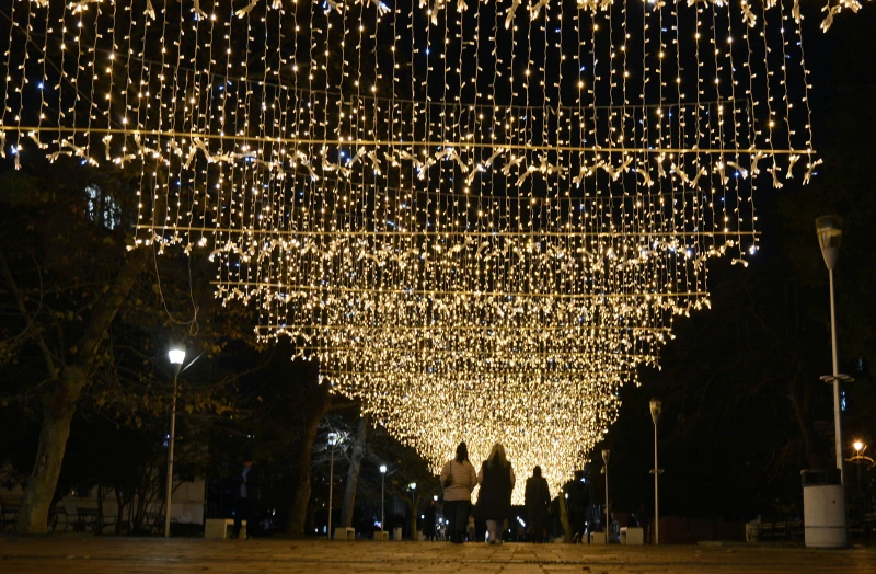 Варна грейва с изцяло нова коледна украса в централната част на града