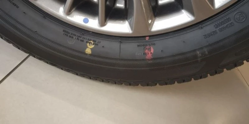Какво значат жълтата и червената точка върху гумата на автомобила?