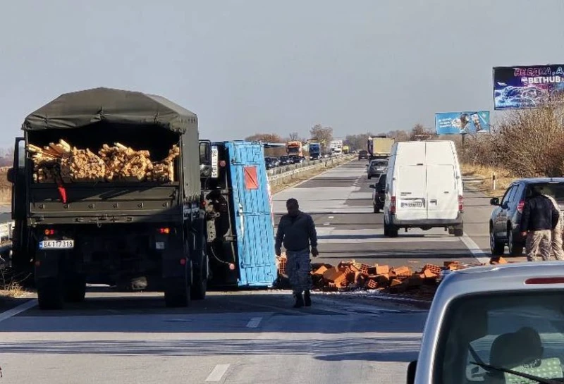 Обърнат камион и разпръснати тухли пречат на движението по АМ "Тракия"