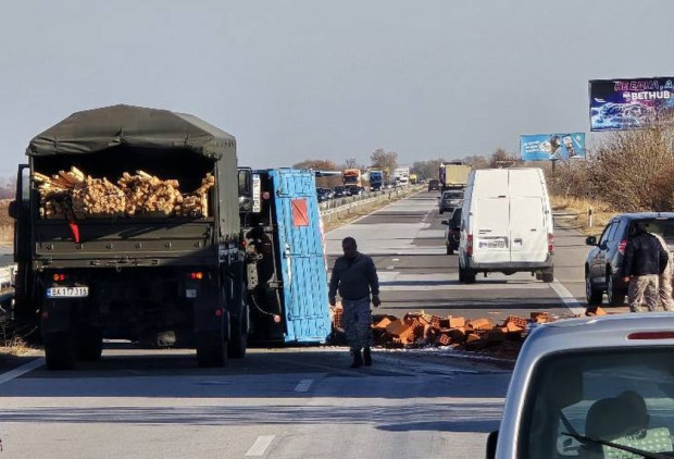 Обърнат камион и разпръснати тухли пречат на движението по АМ