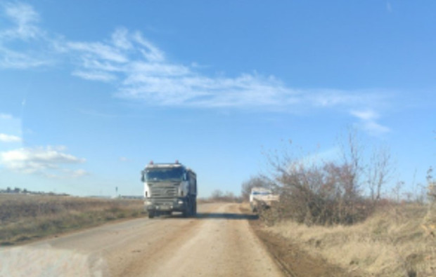 Съставиха акт на водачи на тежкотоварни автомобили за замърсяване на пътното платно на ул. "Прилеп" в София