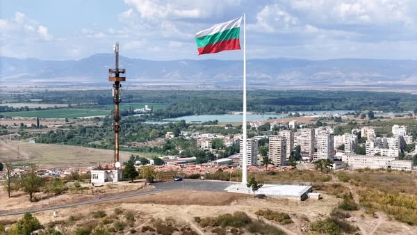 Свалиха националното знаме на най-високото място в Ямбол