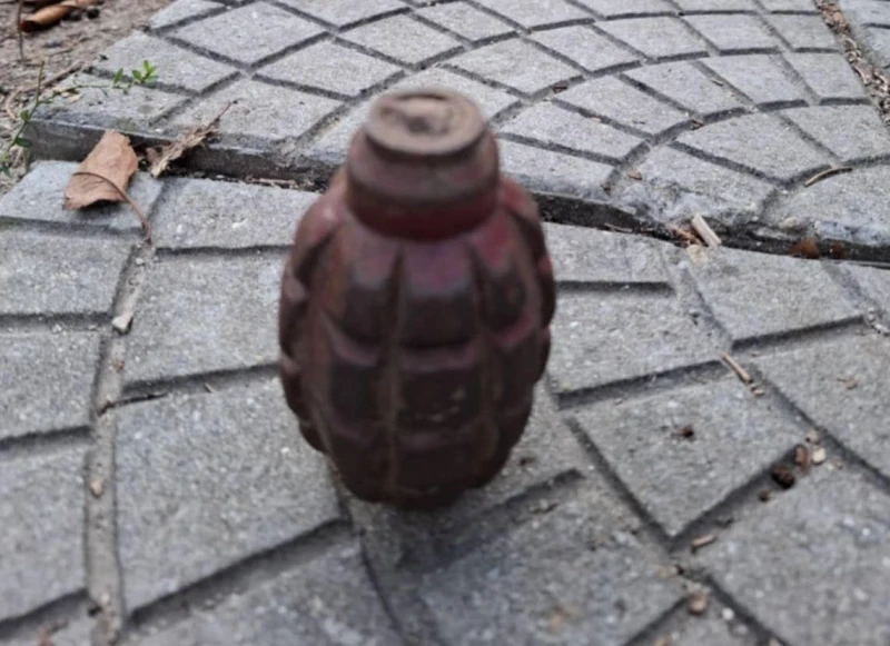 Ученик взе в ръката си граната, после звънна в полицията