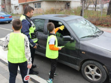 Ученици разпространиха "посланията на есенния лист" в Правец