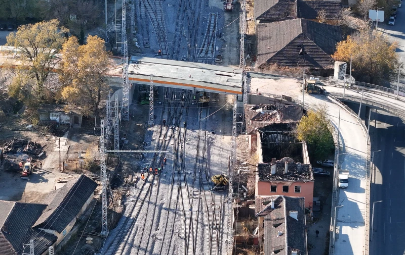 Влаковете тръгнаха под Бетонния мост и през Централна гара