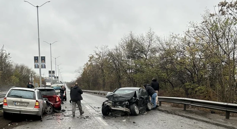 Верижна катастрофа блокира движението на възлов булевард в Русе