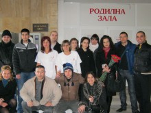 Цветя и подаръци за млади майки в МБАЛ "Пловдив"