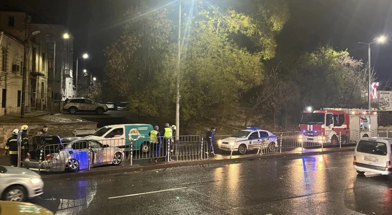 BMW отнесе мантинелата на основен пловдивски булевард, полиция и пожарна са на място
