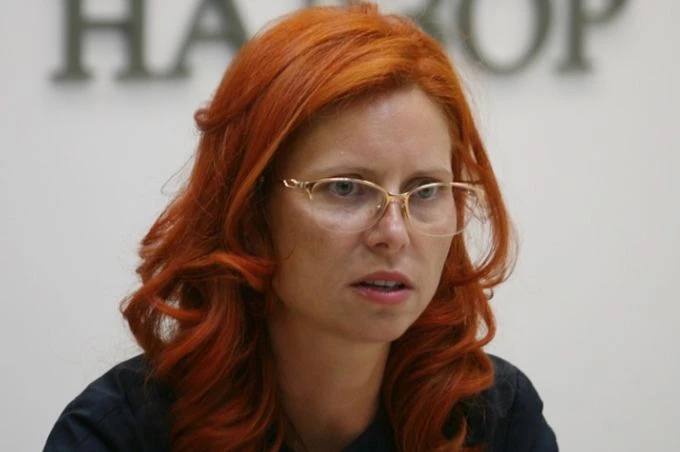 Родена е на днешния ден, омъжена е за албански бизнесмен и разбира от пари