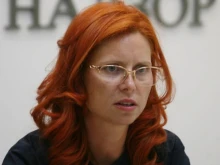 Родена е на днешния ден, омъжена е за албански бизнесмен и разбира от пари