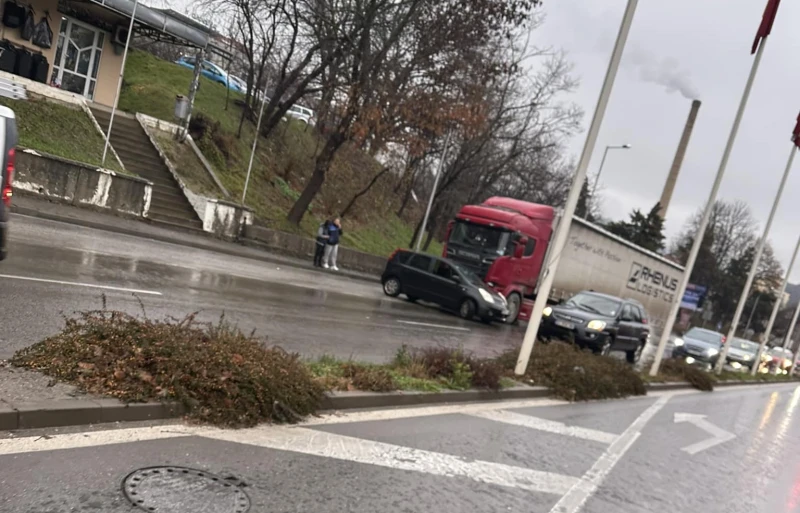 Камион помете кола по главен път София - Варна, катастрофата е във Велико Търново