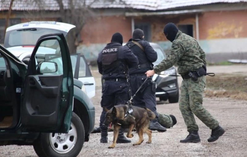 Масирана спецакция на полицията в Пловдив и областта, претърсват много адреси