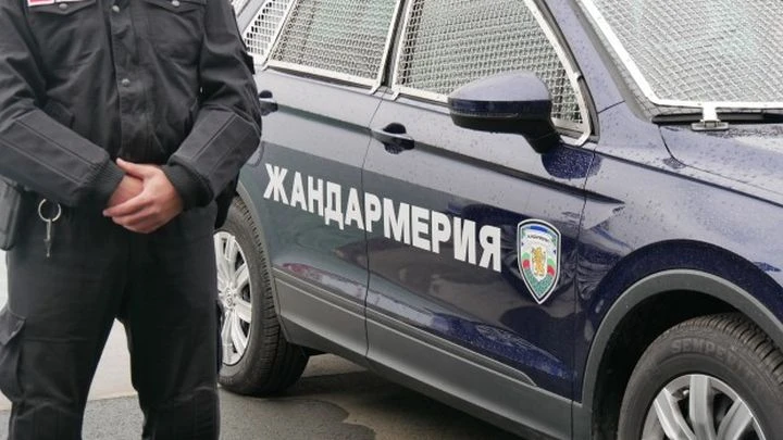 Пиян баща и синът му раздадоха юмручно правосъдие в училищен двор в Пловдивско