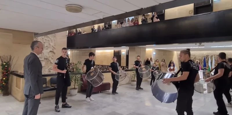 Уникален флашмоб пред кметския кабинет в Благоевград