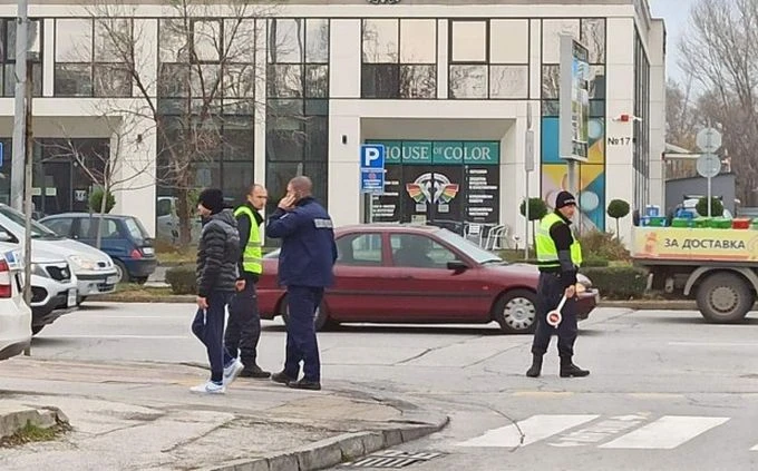 Повече полиция по празниците, умуват за моловете