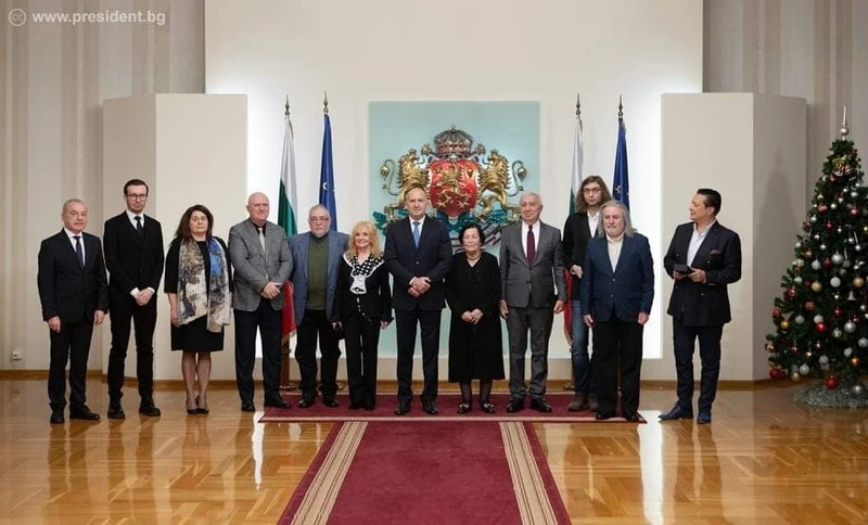 Народна певица и журналист с награда от Румен Радев