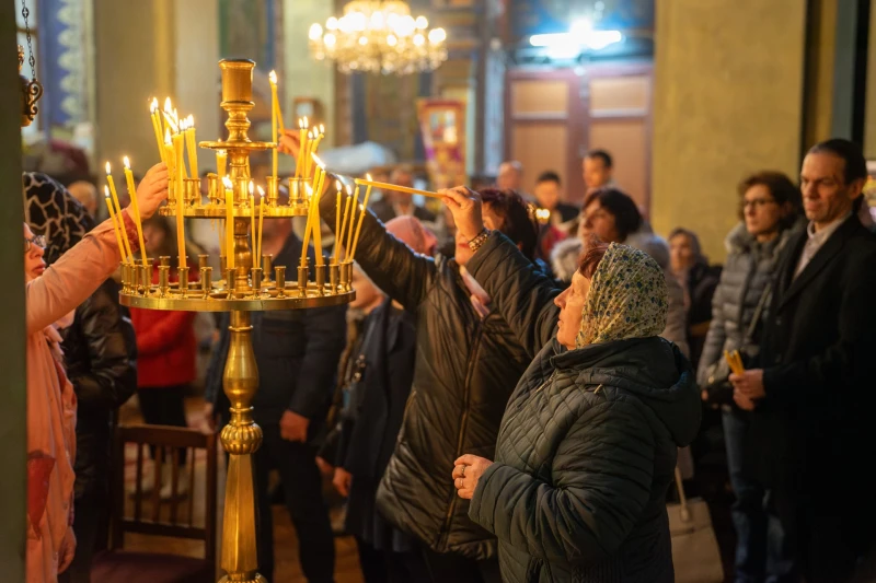 С празнична литургия и литийно шествие с икона с вградени мощи на св. Николай Чудотворец отбелязаха празника на най-големия църковен храм в Ямбол