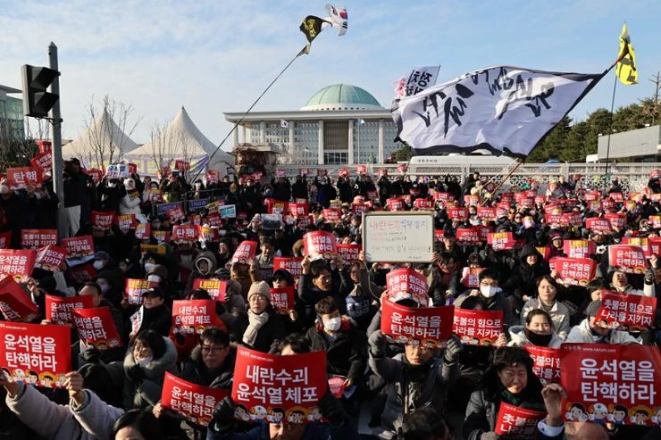 Yonhap: Близо 150 000 души протестират в столицата на Южна Корея с искане за оставката на президента