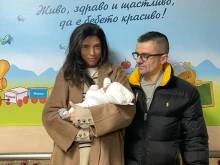 Андрей прибра бебе Дара вкъщи