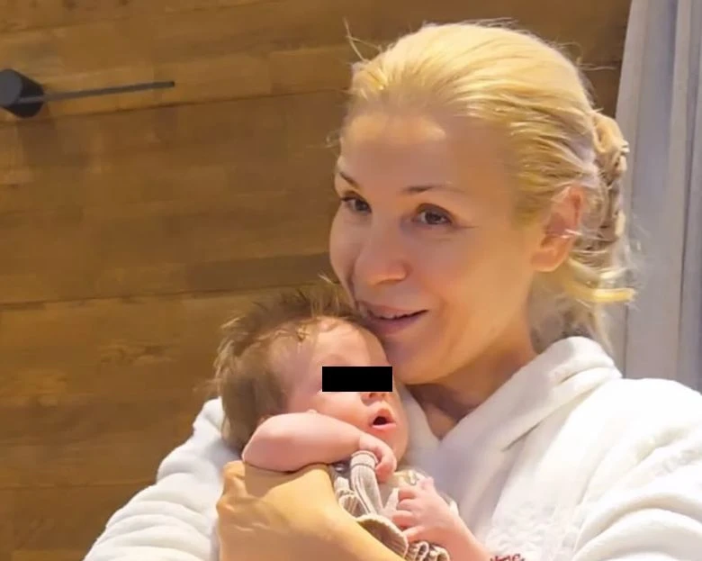 Ето я баба Гала с бебето, което е само на 50 дни, но има голяма коса