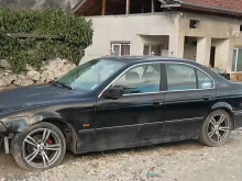 Шофьор помете 3 паркирани коли: Като вземе заплата, черпи цялото село