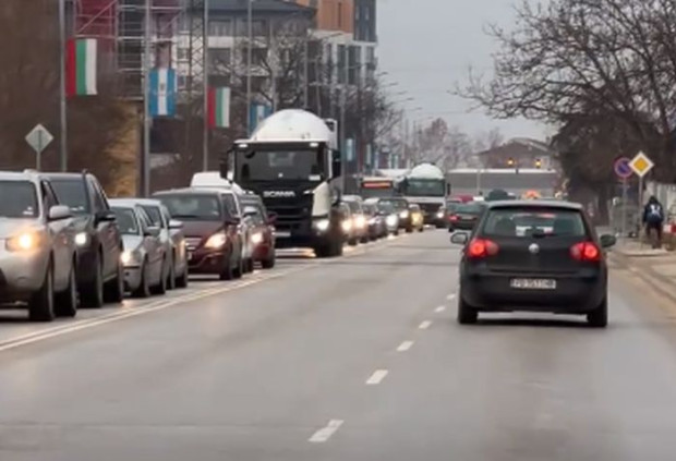 Огромно задръстване по "Пещерско шосе" в Пловдив, тапата започва от отбивката за "Прослав"