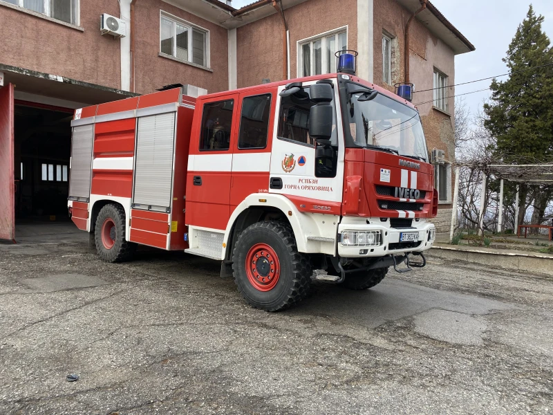 Горяща улична лампа едва не изпепели три коли във Велико Търново