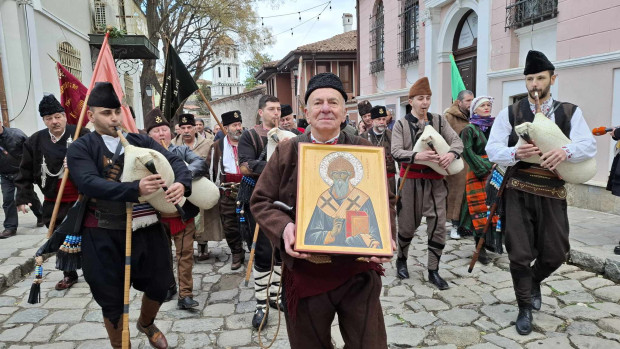 Шествие по калдъръмените улици на Стария Пловдив за деня на Св. Спиридон