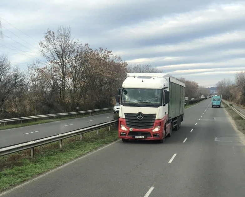 Тир кара в насрещното на пътя Бургас - Созопол