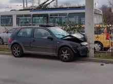 Шофьор се заби в тролейбусен стълб в Русе