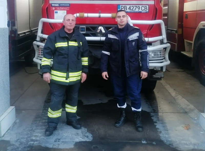 Пожарникари спасиха семейство от капана на снега